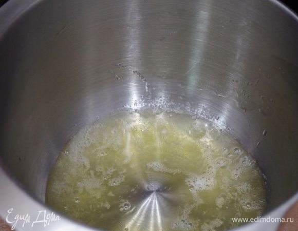 Начинаем взбивать белки с винным камнем.