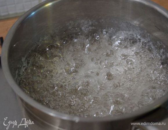 Сироп увариваем до 130"С или пробы на "мягкий шарик" (капаем сироп в очень холодную воду, если эта капля не растворяется в воде, а загустеет и из нее можно скатать шарик - готово).