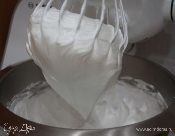 Белки взбиты в крепкую пену, их надо остудить (далее будем добавлять масло, а оно не должно растаять!)