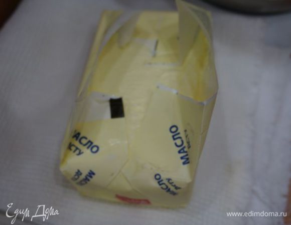 На низких/средних оборотах миксера добавляем в белки кусочками мягкое масло.