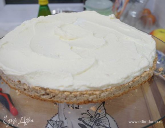 Сборка торта. Коржи подрезаем по бокам, обрезки измельчаем для украшения торта. Арахисовый корж+ миндальный корж+ фундучный корж - все прослаиваем кремом.