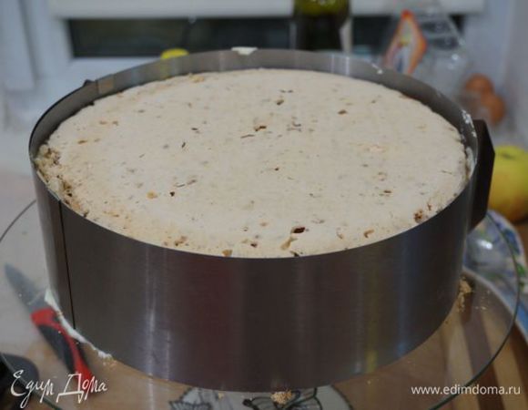 Можно заключить в тортовое кольцо, чтобы все слои стали ровненько друг на друга. Отправляем на ночь в холодильник.