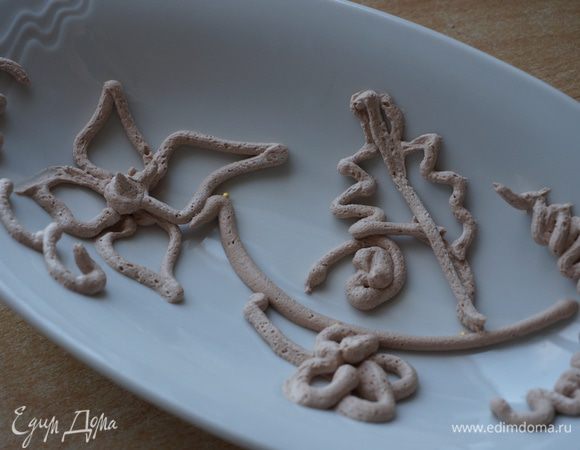 Для украшения верха торта я отложила 1 ст.л. крема, добавила в нее какао, а бока обсыпала крошкой из обрезков коржей.