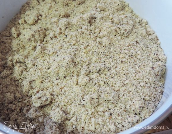 Займемся бисквитом. Грецкие орехи нам надо перемолоть с помощью блендера или мельнички как можно мельче. Чтоб орехи не превратились в маслянистую пасту, добавьте к ним немного сахара из общего количества. Я молола в мельничке в три захода, каждый раз добавляя по чайной ложечке сахара. 