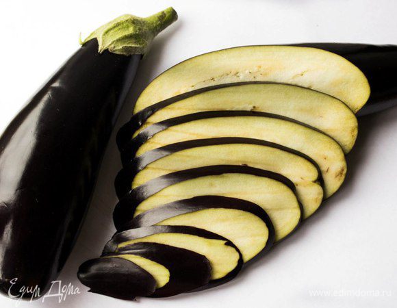 Баклажаны нарезать тонкими пластиками.