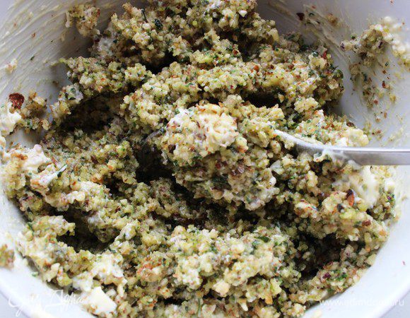 Добавить к орехам чеснок и кинзу (либо любую другую зелень), перемешать, добавить йогурт (или майонез), немного посолить по вкусу.