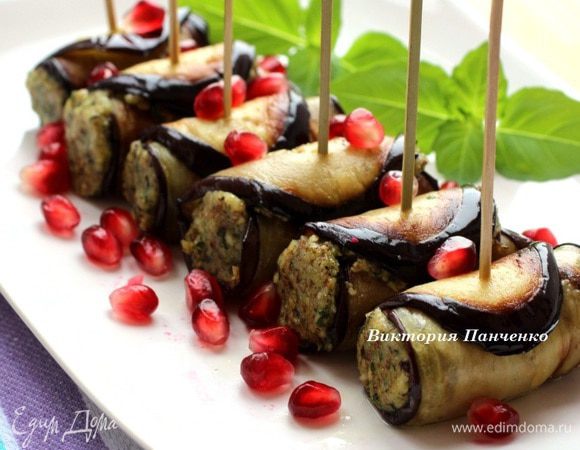 При подаче посыпать зернами граната и украсить зеленью. Кстати, на фото базилик, который вырос на моем окне))