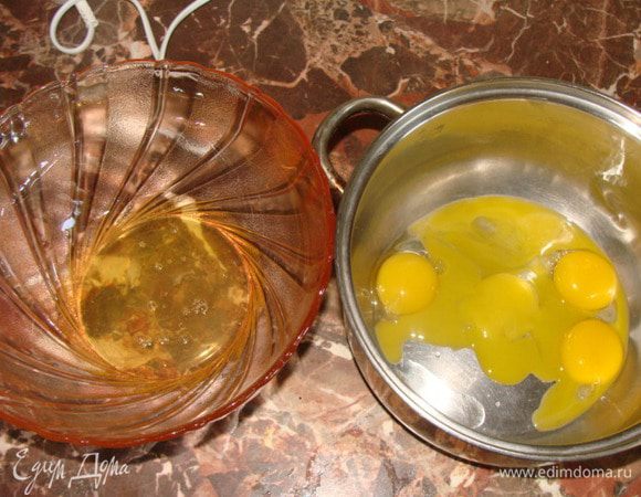 Готовим медовый бисквит. Желтки отделяем от белков.