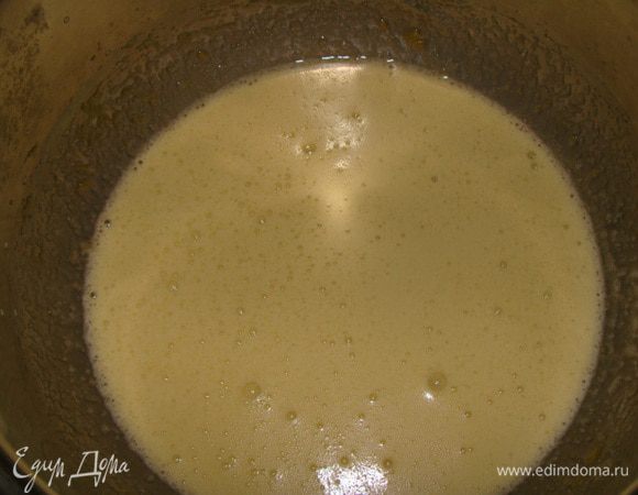 Взбиваем желтки с тремя ложками сахара.