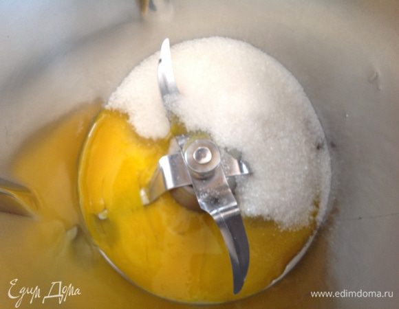Сначала нужно приготовить крем: желтки растереть с сахаром...