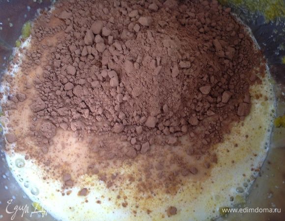 Добавить молоко и какао, хорошо перемешать.
