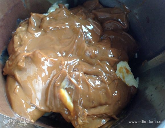 Масло, комнатной температуры, взбить с варенной сгущенкой.