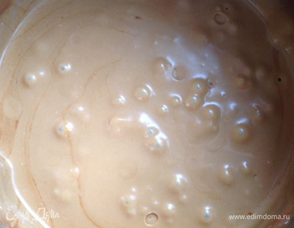 Добавить шоколадный крем, хорошо перемешать и охладить.