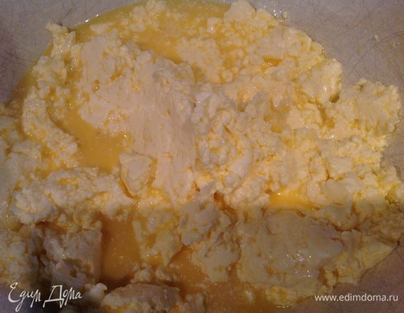 Теперь готовим тесто: масло взбить, по одному добавить яйца.