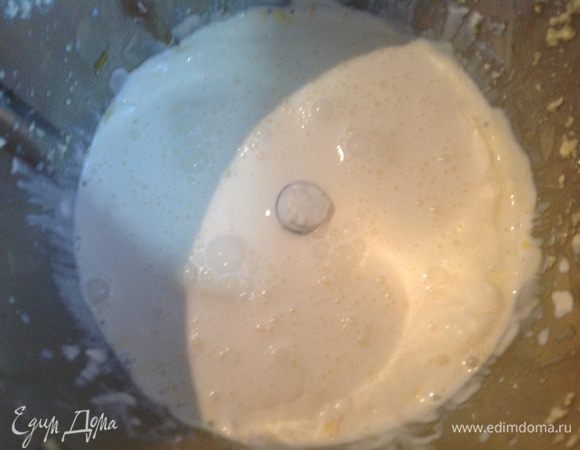 Сметану смешать с содой, и когда сметана запузырится добавить к яичной-масляной массе.