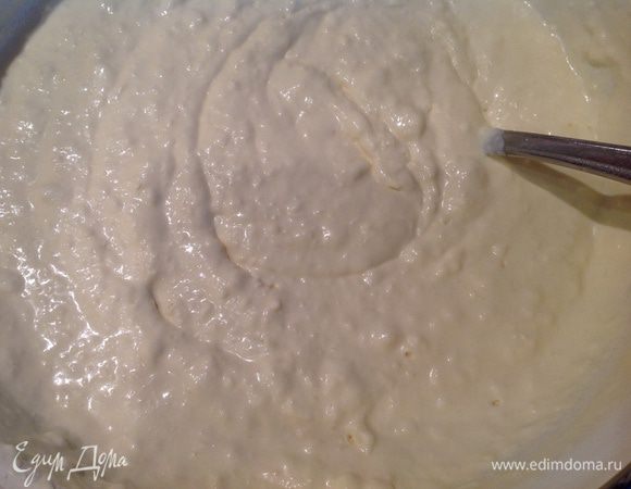 Постепенно добавлять просеянную муку (у меня ушло примерно 5 стаканов по 250 мл)...