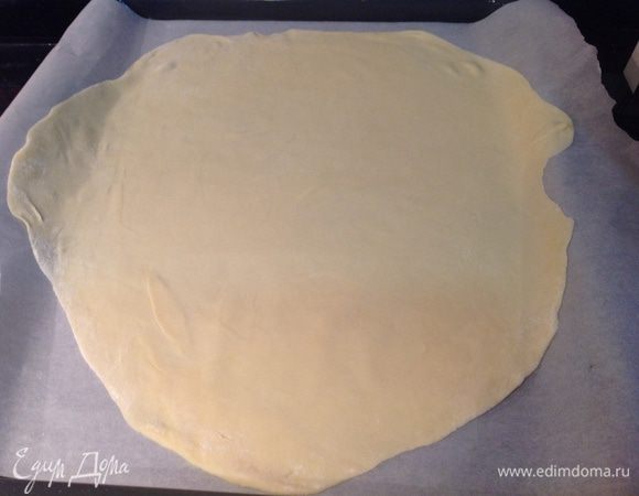 Тонко раскатать каждую часть...