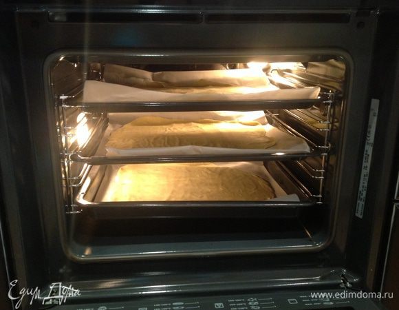 Выпекать в духовке при 180 градусах до бледно-золотистого цвета. Я выпекала по 3 коржа примерно 15-20 минут.