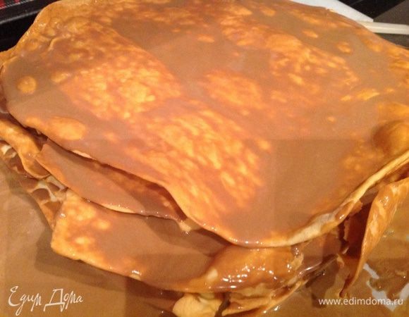 Достать первый корж и еще горячим хорошо смазать кремом, сверху выложить следующий корж и смазать кремом и так до конца. Оставить пропитаться при комнатной температуре минимум на 3 часа, а лучше на ночь.