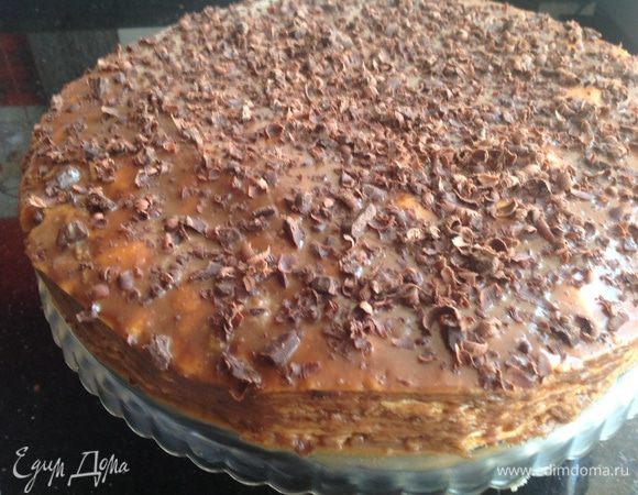 Утром я обрезала торт по диаметру блюда, остатки срочно были съедены сыном. Украсить тертым шоколадом.