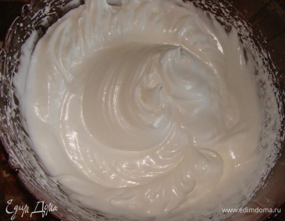 Взбить белки в чистой сухой посуде с оставшимся сахаром. У меня посуда отдельная для взбивания белков.