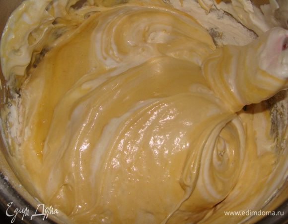 Аккуратно перемешиваем снизу вверх, как бы наматывая на лопатку.