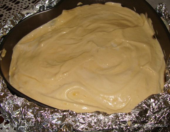 Добавляем еще одну часть белков и муки, перемешиваем, добавляем оставшиеся белки. Выливаем в форму, дно которой застелено бумагой для выпечки.