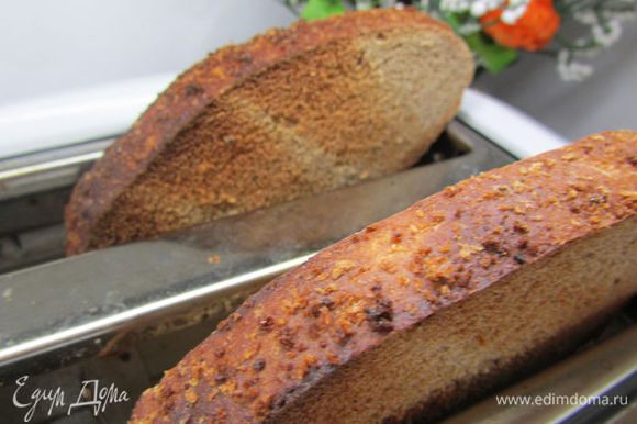 Обжарьте хлеб в тостере или под грилем.