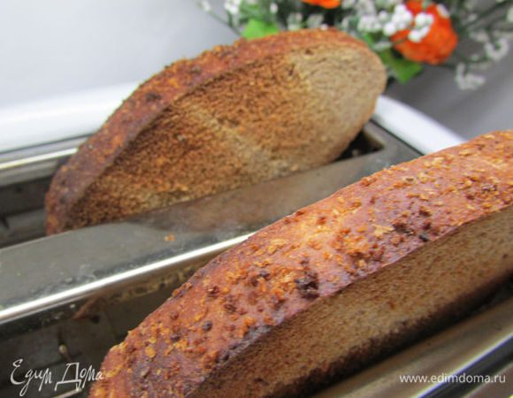 Обжарьте хлеб в тостере или под грилем.