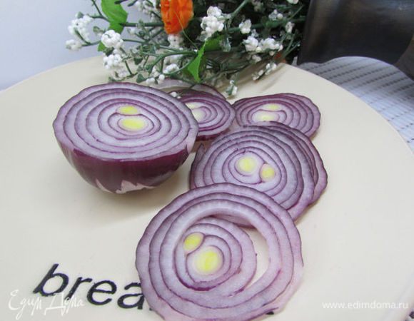 Лук нарежьте кольцами.