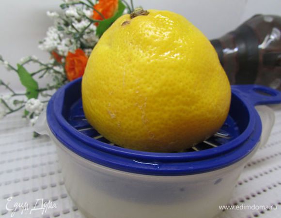 Выдавить сок из лимона.