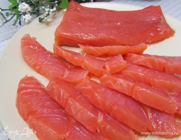 Лосось (можно горячего копчения) разберите на небольшие кусочки.