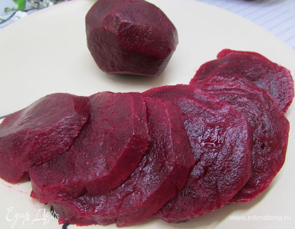 Свёклу (можно печёную) очистите и нарежьте тонкими ломтиками.