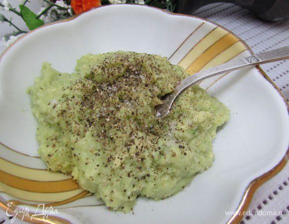 Разрежьте авокадо вдоль пополам и удалите косточку. Ложкой выньте мякоть, сбрызните половиной лимонного сока и разомните вилкой в пюре. Приправьте солью и перцем.