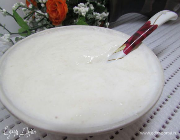 Приготовьте соус: смешайте оставшийся лимонный сок со сметаной и хреном.