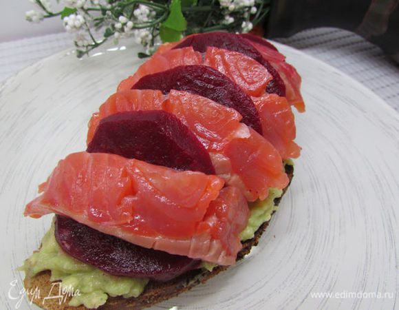 Поверх разложите кусочки свёклы и рыбы внахлёст друг за другом.