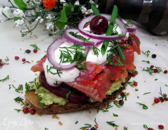 Приправьте и полейте соусом рыбку и свёклу. Разложите лук и посыпьте бутерброды укропом.