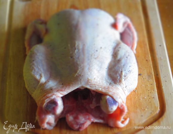 Курицу вымыть,обсушить и натереть перцем и солью внутри и снаружи.