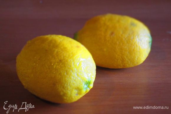 Надавливая ладонью,покатать 2 лимонa по столу и наколоть поверхность плодов зубочисткой.