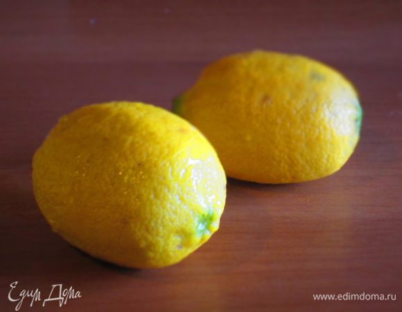 Надавливая ладонью,покатать 2 лимонa по столу и наколоть поверхность плодов зубочисткой.