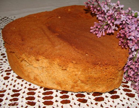 Вот такой  высокий золотистый красавец вышел!!!
Оставляем его на 24 часа настояться. Я начинаю готовить торты за три дня до торжества. Так они получаются с насыщенным созревшим вкусом.
Бисквит можно выпечь и на неделю раньше, главное завернуть его в пакет и положить в холодильник.