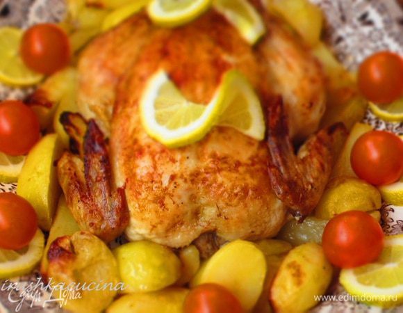 Аккуратно разрезать курицу на порционные куски,удалить кулинарную нить и лимоны и подавать.Приятного аппетита:))