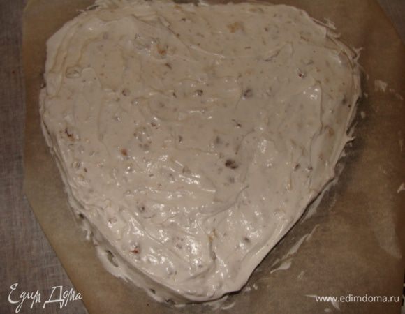 Готовим ореховое безе. Белки взбить с сахаром, так же как для бисквита, в конце взбивания добавить лимонный сок. Аккуратно вмешать орехи. Взять нижнюю часть разъемной формы и застелить бумагой для выпечки. Выложить безе по форме.