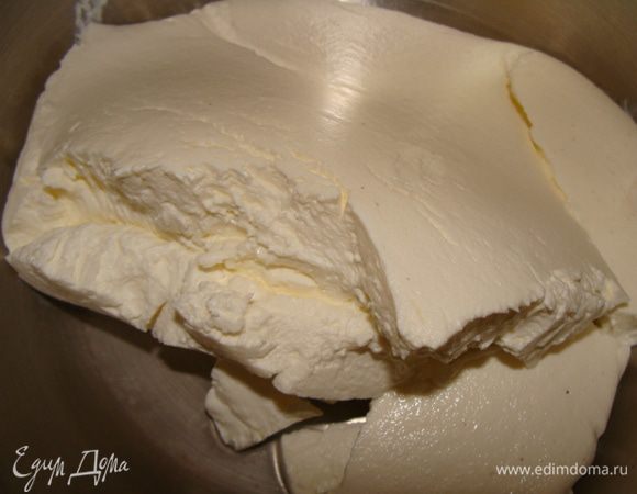 Готовим крем. Я сметану отвешиваю на ночь: для этого помещаю ее в ситцевую ткань, кладу в сито и ставлю его на посуду. Вот такая густая масса получается, которая потом легко взбивается. Взбиваем крем с сахаром и ванилином.