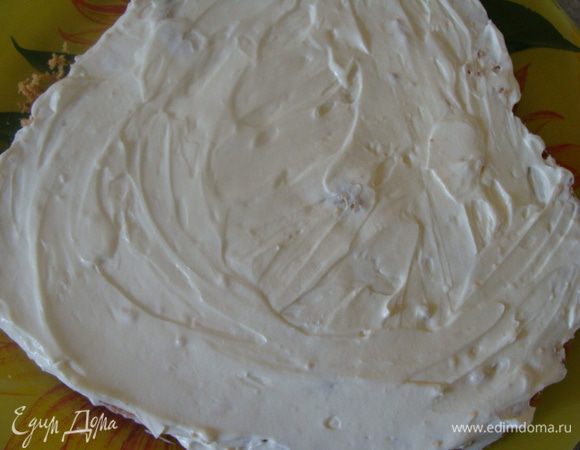 Собираем торт. 
Кладем верхний корж вниз, макушкой на блюдо. Пропитываем сиропом. Я пользовалась собственноручно приготовленным из домашних абрикос, благо урожай был в прошлом году замечательный!!!! Сироп несильно сладкий. Сверху кладем сметану, которая тоже не очень сладкая. Я делала так потому, что безе будет очень сладким и это дополнит вкус сметаны.