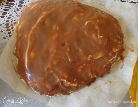 Запечатываем безе. 
Смазываем его с одной стороны нугой, ставим в морозилку на минуту для застывания. Кладем шоколадной стороной на сметану.