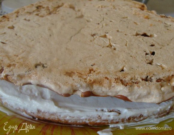 Затем кладем еще слой шоколадной нуги, ставим в морозилку на минутку.