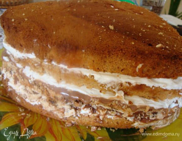 Опять выкладываем сметану, и тоже проделываем с третьим коржом. Высота получилась около 9 см.!!!
Оставляем пропитываться в холодильнике на ночь, или на несколько часов.