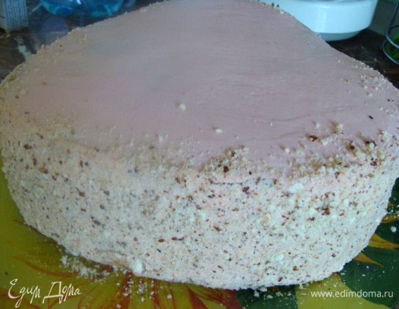 Выравниваем торт. Лучше всего для этого подойдет взбитое масло со сгущенкой, (100 гр масла плюс 0,5 банки сгущенки), можно выровнять оставшейся сметаной. Я выравнивала масляным кремом "Шарлотт", так как остаток его был заморожен от предыдущего торта. 

Сначала покрываю тонким слоем, ставлю в холод, затем еще слой, в холод и так до удовлетворительного состояния. Бока обсыпать крошкой бисквита или орехов.