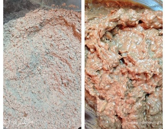 Смешать в отдельной миске муку, разрыхлитель, какао и 50 грамм кокосовой стружки. Соединить обе массы и перемешать.